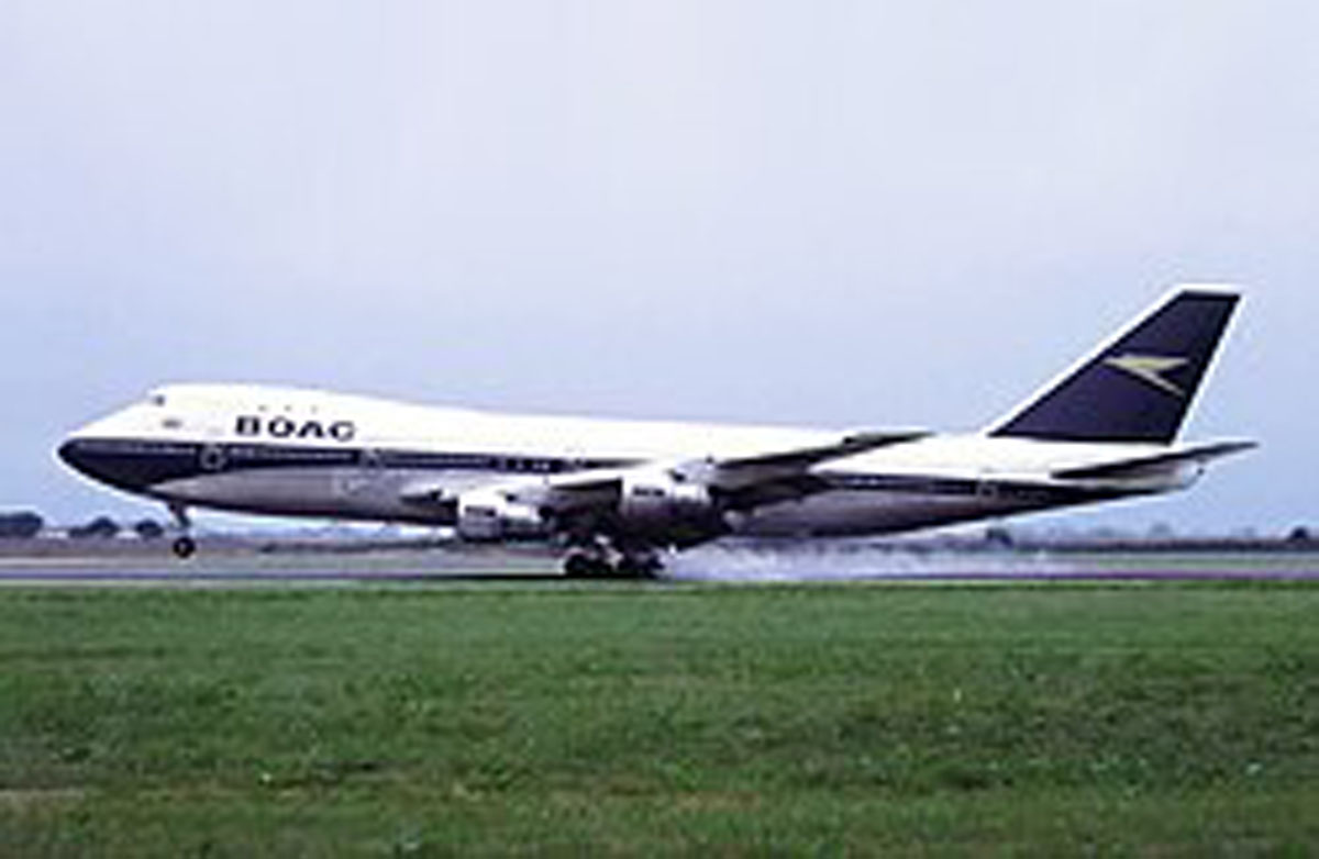 BOAC_Boeing_747-136_landing_at_Heathrow pic 4